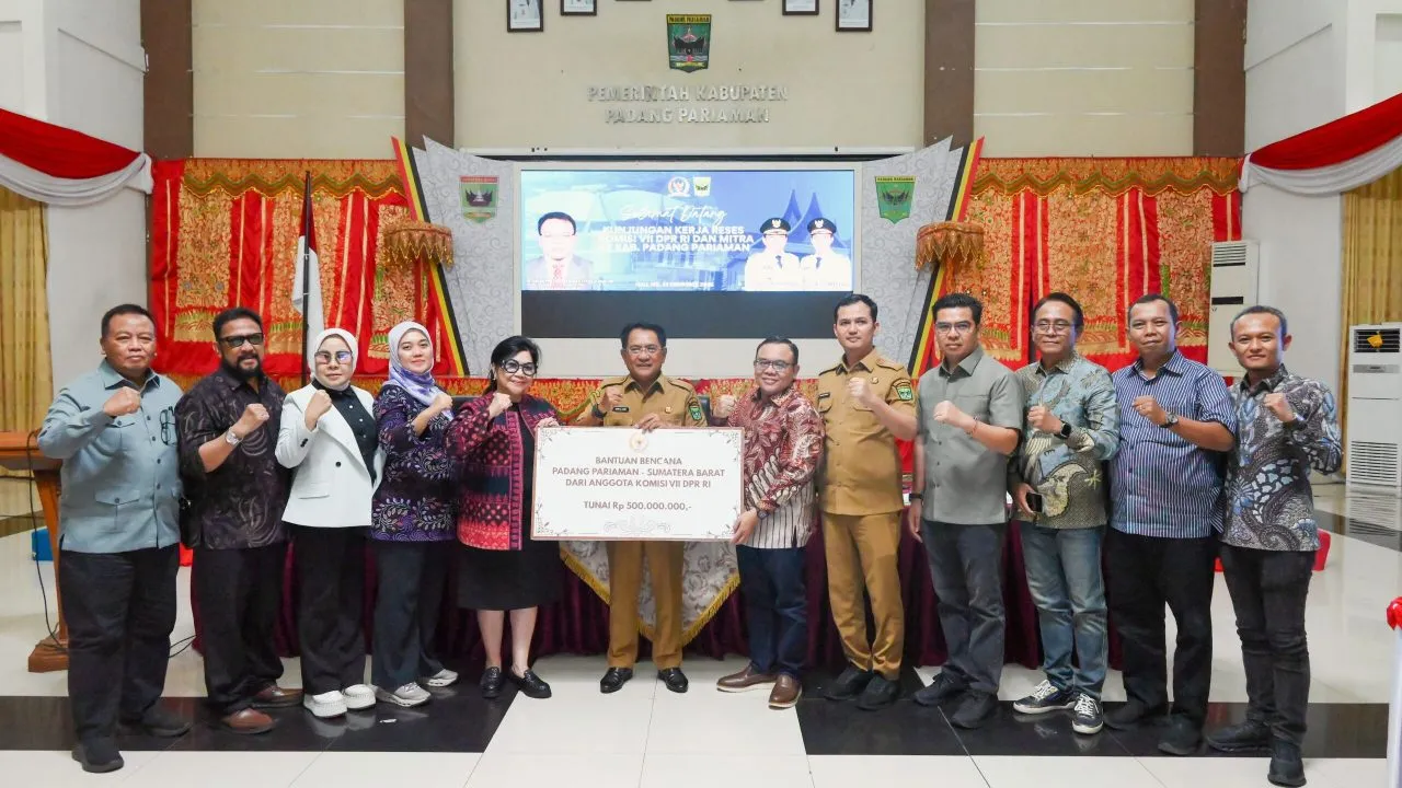 Komisi VII Serahkan Bantuan Rp500 Juta untuk UMKM Terdampak Bencana di Padang Pariaman