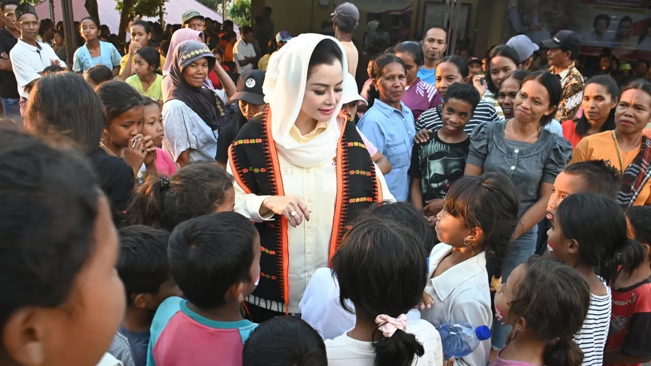 Novita Wijayanti salurkan 10.000 paket sembako dan selimut, Dorong Pemulihan Pascagempa NTT